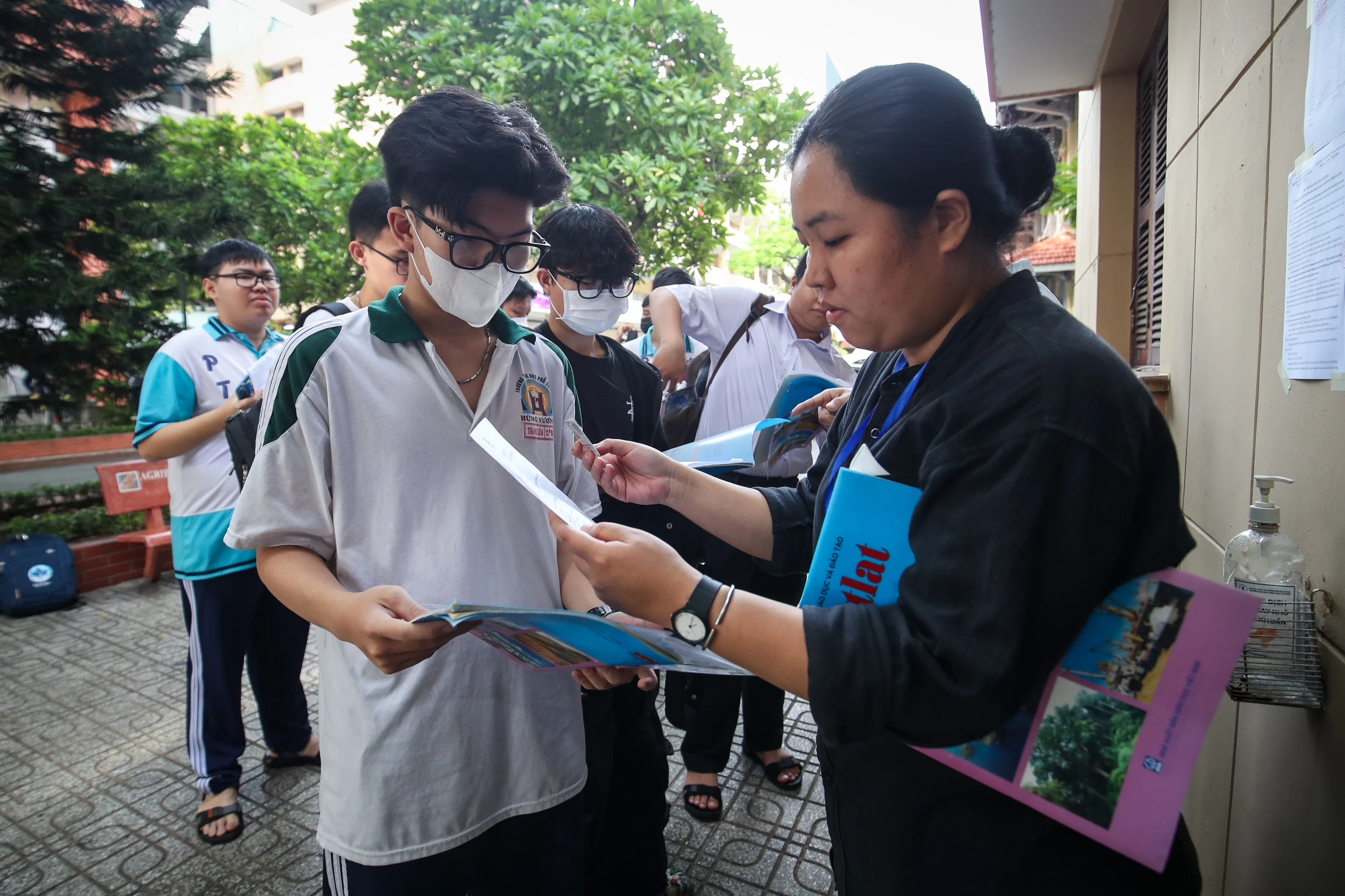 Không sử dụng CCCD trên VNeID trong tuyển sinh: 'Có quá cứng nhắc?'