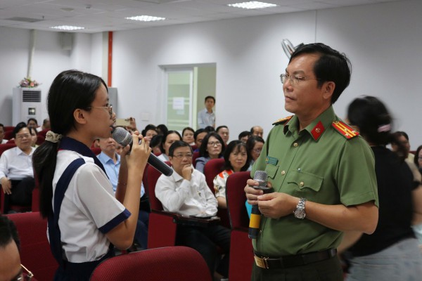 Không sử dụng điện thoại di động, học sinh làm gì vào giờ ra chơi? Không sử dụng điện thoại di động, học sinh làm gì vào giờ ra chơi?