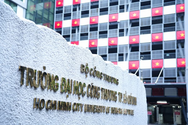 Khuôn viên trường đại học đẹp lộng lẫy với ‘đường cờ Tổ quốc’
