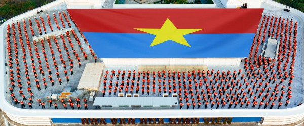 Khuôn viên trường đại học đẹp lộng lẫy với ‘đường cờ Tổ quốc’