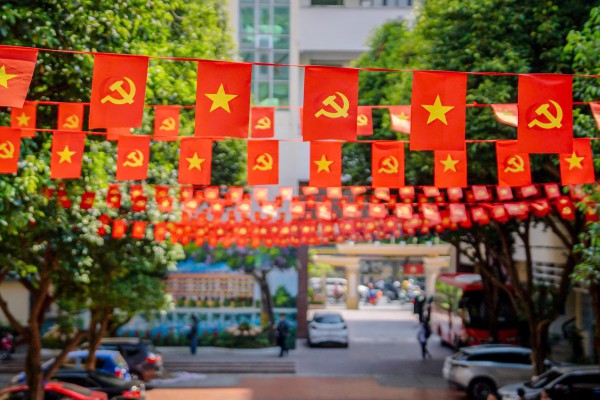 Khuôn viên trường đại học đẹp lộng lẫy với ‘đường cờ Tổ quốc’
