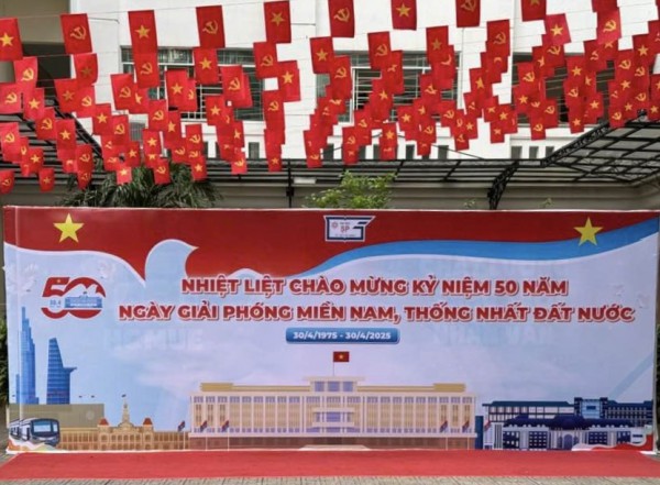 Khuôn viên trường đại học đẹp lộng lẫy với ‘đường cờ Tổ quốc’
