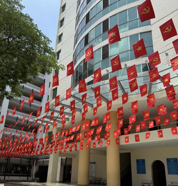 Khuôn viên trường đại học đẹp lộng lẫy với ‘đường cờ Tổ quốc’