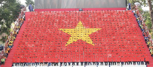 Khuôn viên trường đại học đẹp lộng lẫy với ‘đường cờ Tổ quốc’