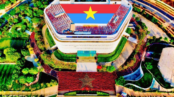 Khuôn viên trường đại học đẹp lộng lẫy với ‘đường cờ Tổ quốc’