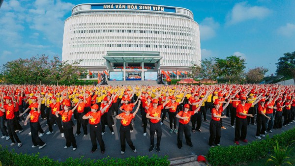 Khuôn viên trường đại học đẹp lộng lẫy với ‘đường cờ Tổ quốc’