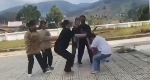 Lâm Đồng: Làm rõ clip 2 nữ sinh đánh nhau, nhiều bạn xung quanh đứng nhìn