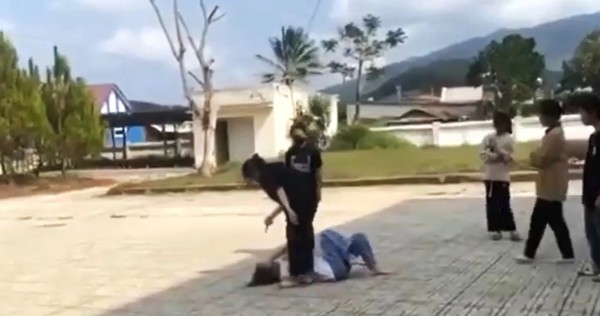 Lâm Đồng: Làm rõ clip 2 nữ sinh đánh nhau, nhiều bạn xung quanh đứng nhìn