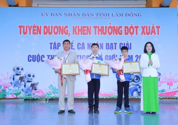Lâm Đồng thưởng 'nóng' 2 học sinh đoạt huy chương vàng World Robot Contest Final 2025 Lâm Đồng thưởng 'nóng' 2 học sinh đoạt huy chương vàng World Robot Contest Final 2025