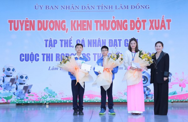 Lâm Đồng thưởng 'nóng' 2 học sinh đoạt huy chương vàng World Robot Contest Final 2025 Lâm Đồng thưởng 'nóng' 2 học sinh đoạt huy chương vàng World Robot Contest Final 2025