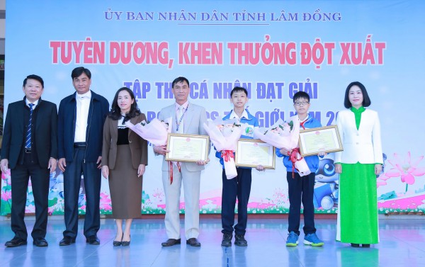 Lâm Đồng thưởng 'nóng' 2 học sinh đoạt huy chương vàng World Robot Contest Final 2025 Lâm Đồng thưởng 'nóng' 2 học sinh đoạt huy chương vàng World Robot Contest Final 2025