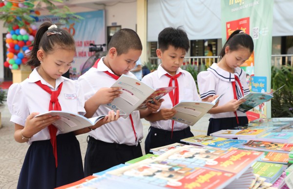 Lần đầu tiên ở Việt Nam, xã cung cấp miễn phí sách giáo khoa cho học sinh