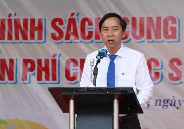 Lần đầu tiên ở Việt Nam, xã cung cấp miễn phí sách giáo khoa cho học sinh