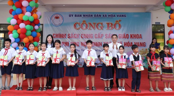 Lần đầu tiên ở Việt Nam, xã cung cấp miễn phí sách giáo khoa cho học sinh