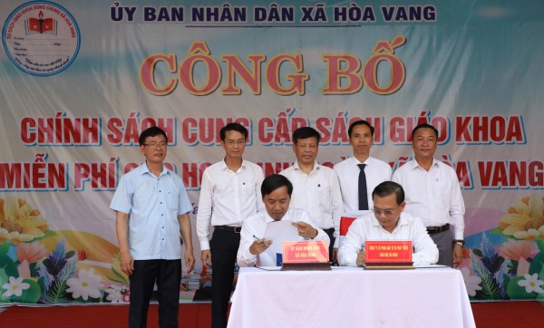 Lần đầu tiên ở Việt Nam, xã cung cấp miễn phí sách giáo khoa cho học sinh