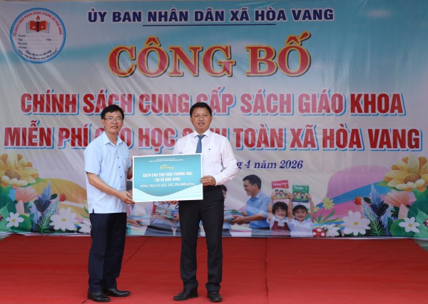 Lần đầu tiên ở Việt Nam, xã cung cấp miễn phí sách giáo khoa cho học sinh