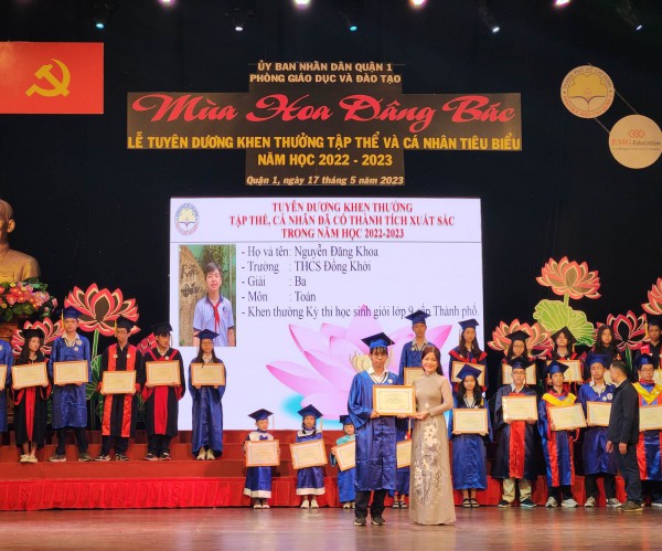 Lãnh đạo phòng GD-ĐT cảm ơn phụ huynh trong lễ tuyên dương học sinh xuất sắc