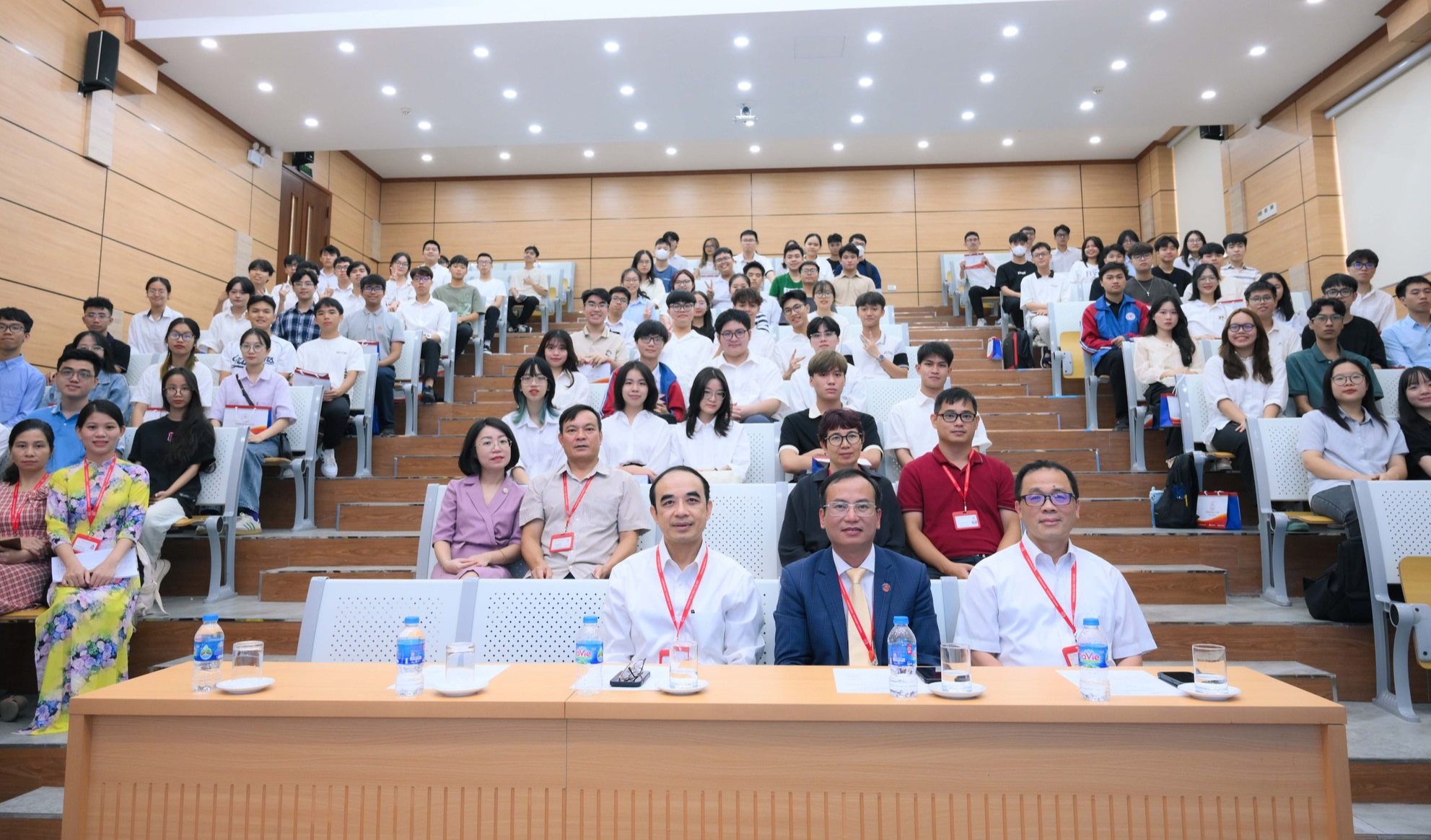 Lãnh đạo trường ĐH khuyên tân sinh viên tuyển thẳng 