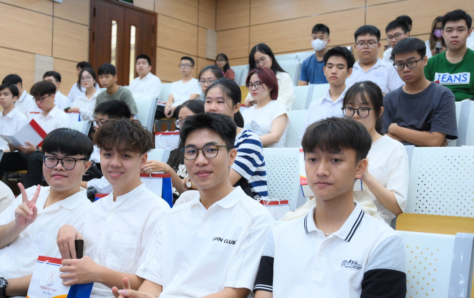 Lãnh đạo trường ĐH khuyên tân sinh viên tuyển thẳng 