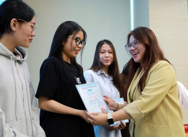 Liều 'vắc xin' cần biết giúp sinh viên ngành truyền thông tự tin khi ra trường Liều 'vắc xin' cần biết giúp sinh viên ngành truyền thông tự tin khi ra trường