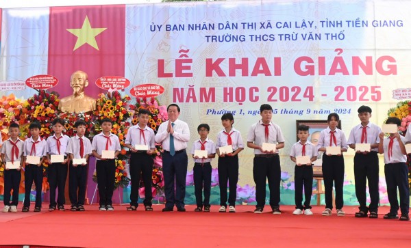 Lời nhắn nhủ với học sinh của Trưởng ban Tuyên giáo T.Ư Nguyễn Trọng Nghĩa trong khai giảng