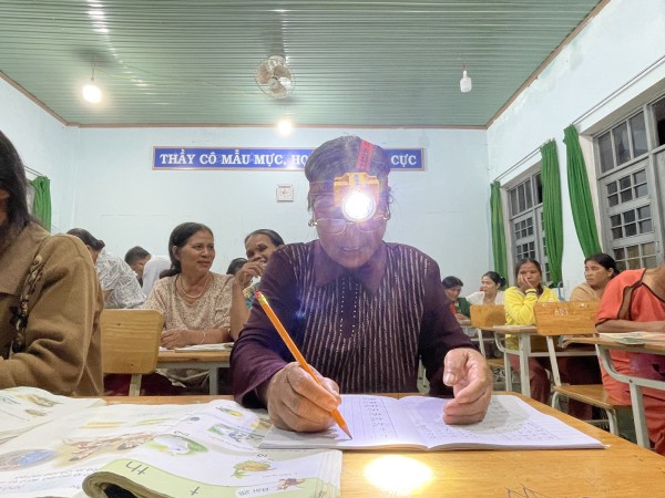 Lớp học con dạy mẹ đánh vần