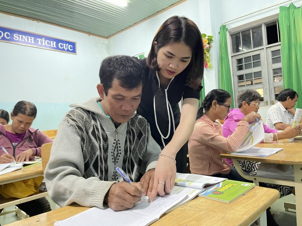 Lớp học con dạy mẹ đánh vần