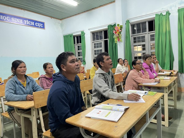 Lớp học con dạy mẹ đánh vần