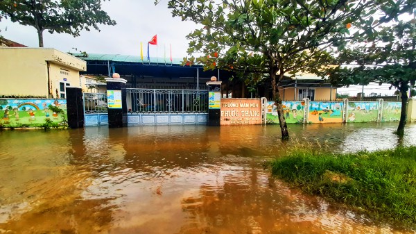 Lũ từ thượng nguồn ào về, hàng ngàn học sinh Bình Định phải nghỉ học