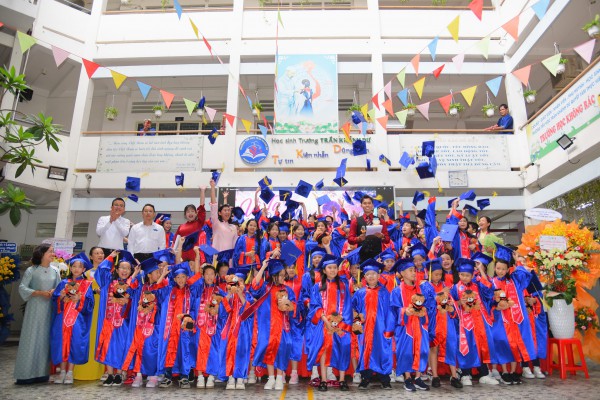 Lứa học sinh vào lớp 1 đúng đại dịch Covid-19 nay đã hoàn thành tiểu học
