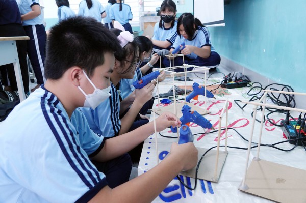 Lúng túng xã hội hóa sách giáo khoa, giáo viên thiếu khắp nơi do đâu?