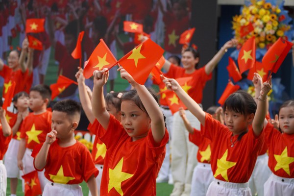 Mầm non TP.HCM đồng diễn từ các điểm cầu với cờ đỏ sao vàng rực rỡ