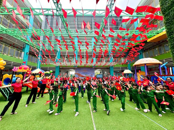 Mầm non TP.HCM đồng diễn từ các điểm cầu với cờ đỏ sao vàng rực rỡ