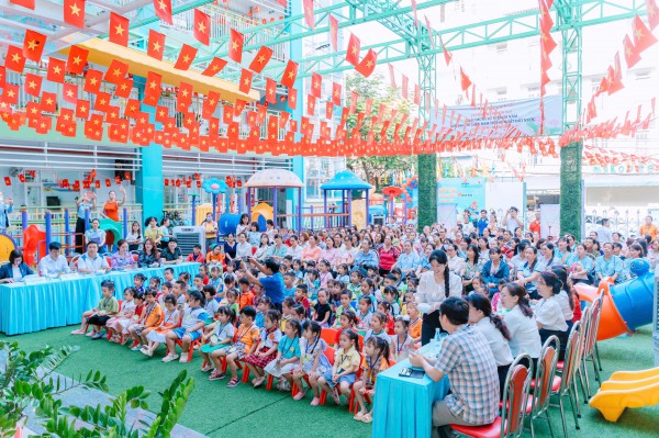 Mầm non TP.HCM đồng diễn từ các điểm cầu với cờ đỏ sao vàng rực rỡ