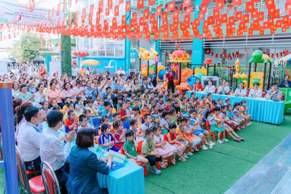 Mầm non TP.HCM đồng diễn từ các điểm cầu với cờ đỏ sao vàng rực rỡ