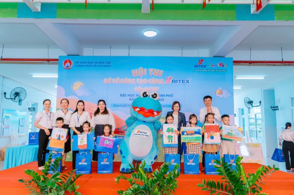 Mầm non TP.HCM đồng diễn từ các điểm cầu với cờ đỏ sao vàng rực rỡ