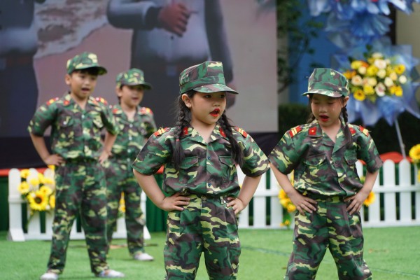 Mầm non TP.HCM đồng diễn từ các điểm cầu với cờ đỏ sao vàng rực rỡ