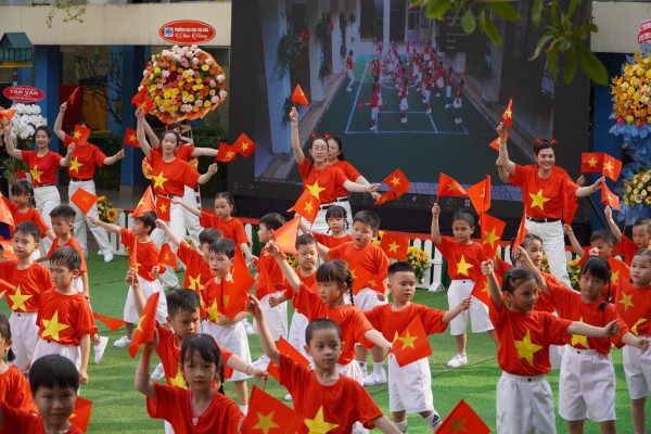 Mầm non TP.HCM đồng diễn từ các điểm cầu với cờ đỏ sao vàng rực rỡ
