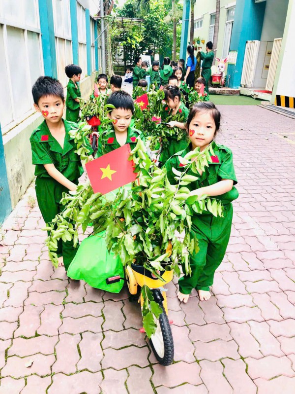 Mầm non TP.HCM đồng diễn từ các điểm cầu với cờ đỏ sao vàng rực rỡ