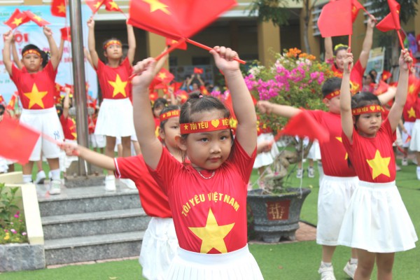 Mầm non Thủ Đức rực rỡ cờ đỏ sao vàng mừng 50 năm đất nước thống nhất Mầm non Thủ Đức rực rỡ cờ đỏ sao vàng mừng 50 năm đất nước thống nhất