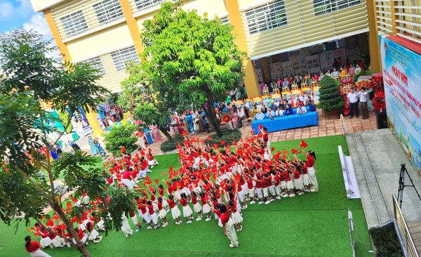 Mầm non Thủ Đức rực rỡ cờ đỏ sao vàng mừng 50 năm đất nước thống nhất Mầm non Thủ Đức rực rỡ cờ đỏ sao vàng mừng 50 năm đất nước thống nhất