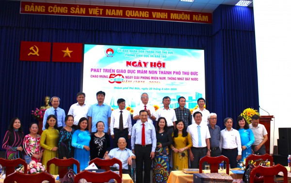 Mầm non Thủ Đức rực rỡ cờ đỏ sao vàng mừng 50 năm đất nước thống nhất Mầm non Thủ Đức rực rỡ cờ đỏ sao vàng mừng 50 năm đất nước thống nhất