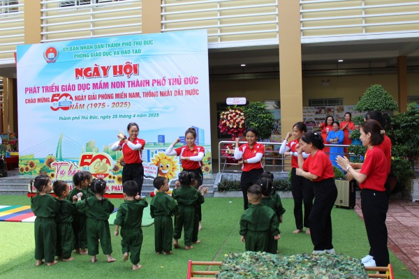 Mầm non Thủ Đức rực rỡ cờ đỏ sao vàng mừng 50 năm đất nước thống nhất Mầm non Thủ Đức rực rỡ cờ đỏ sao vàng mừng 50 năm đất nước thống nhất