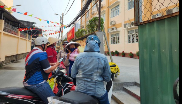 Mang cơm đến trường, phụ huynh bật khóc lo lắng bữa ăn bán trú của con