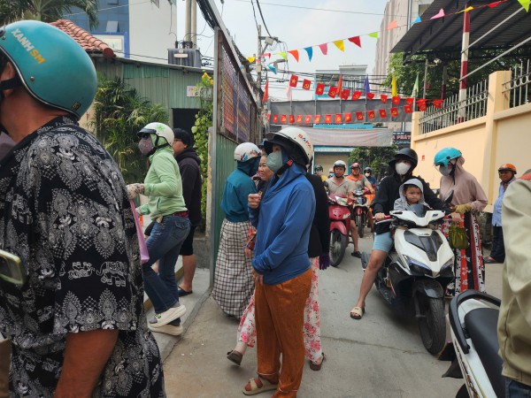 Mang cơm đến trường, phụ huynh bật khóc lo lắng bữa ăn bán trú của con