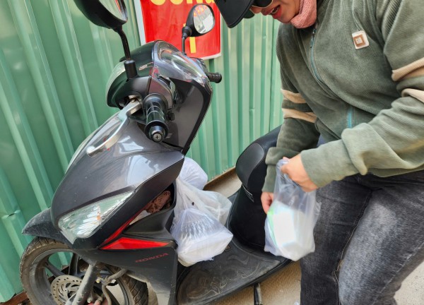 Mang cơm đến trường, phụ huynh bật khóc lo lắng bữa ăn bán trú của con