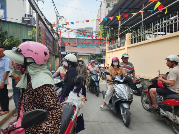 Mang cơm đến trường, phụ huynh bật khóc lo lắng bữa ăn bán trú của con