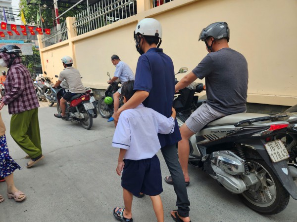 Mang cơm đến trường, phụ huynh bật khóc lo lắng bữa ăn bán trú của con