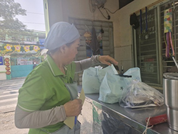 Mang cơm đến trường, phụ huynh bật khóc lo lắng bữa ăn bán trú của con