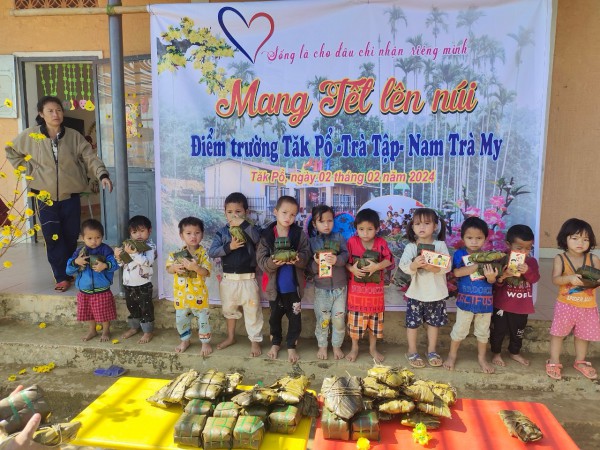 Mang tết sớm đến học trò vùng cao